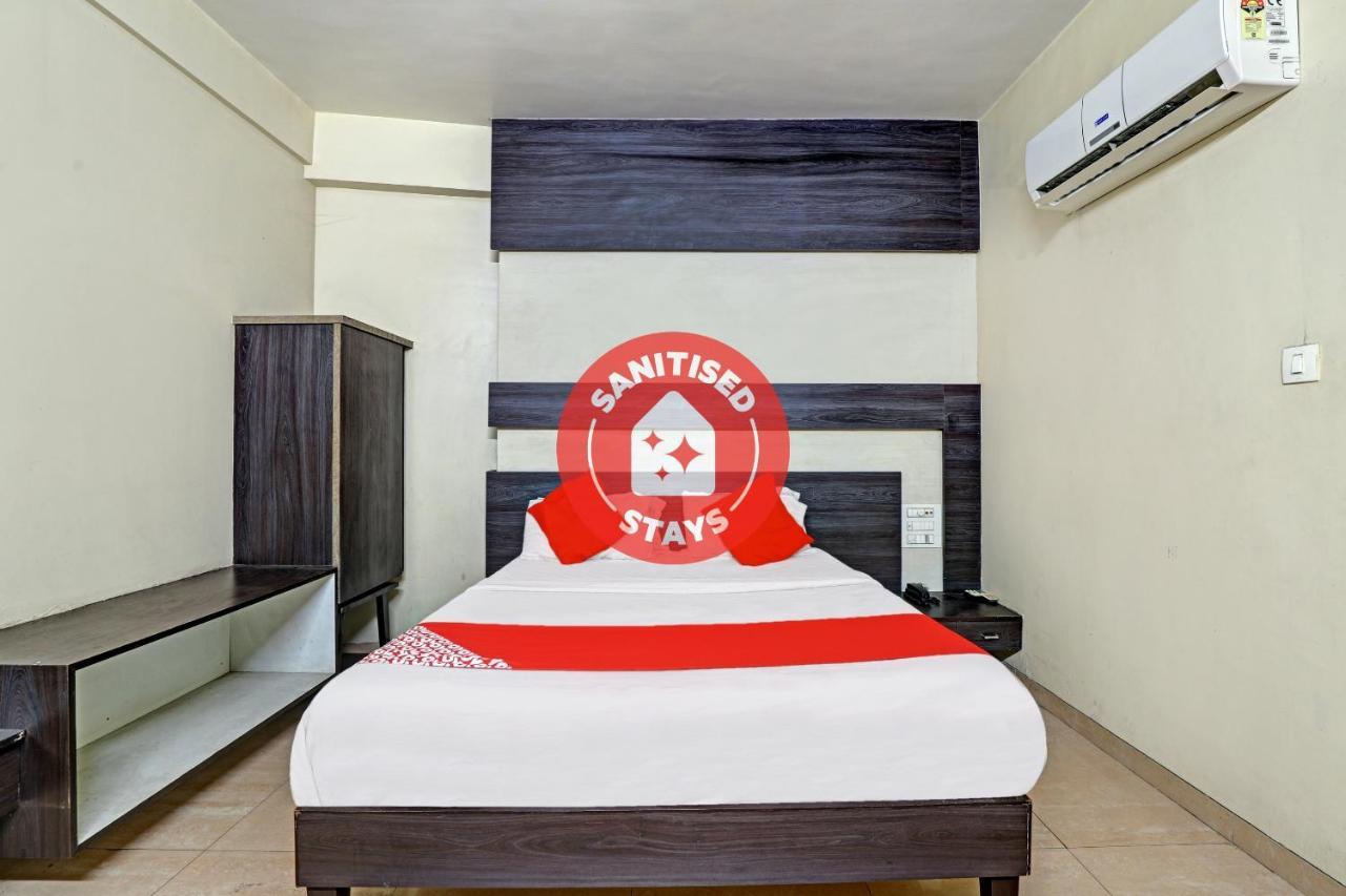 Oyo 82461 Hotel Darshan Banquet And Rooms Surat Eksteriør billede